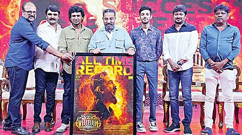 சென்னையில் நடந்த ‘விக்ரம்’ திரைப்பட வெற்றி விழாவில் (இடமிருந்து) மகேந்திரன், அன்புச்செழியன், லோகேஷ் கனகராஜ், கமல்ஹாசன், அனிருத், உதயநிதி ஸ்டாலின், செண்பகமூர்த்தி.
