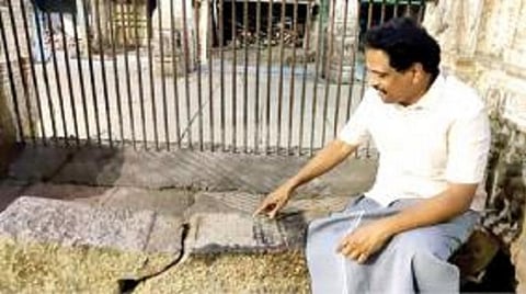 மதுரை புதுமண்டபத்தில் ஆங்கிலேயர் ஆட்சியில் சென்னை மாகாண கவர்னரால் அருங்காட்சியகம், நூலகம் திறக்கப்பட்டதை குறிக்கும் கல்வெட்டை பார்வையிட்ட சு.வெங்கடேசன் எம்பி.