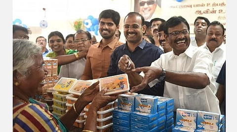 கோவை ஆர்.எஸ்.புரத்தில் ஆவின் உயர்தர பாலகத்தை நேற்று திறந்துவைத்து விற்பனையை தொடங்கிவைத்த பால்வளத்துறை அமைச்சர் மு.நாசர்.