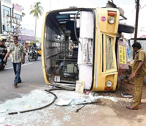 திருச்சி திருவானைக்காவல் மாம்பழச் சாலை சிக்னல் அருகே நேற்று விபத்துக்குள்ளாகி கவிழ்ந்து கிடக்கும் அரசுப் பேருந்து.படம்: ஜி.ஞானவேல்முருகன்