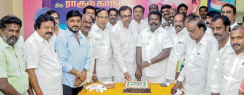 காங்கிரஸ் முன்னாள் தலைவர் ராகுல் காந்தியின் 51-வது பிறந்த நாளை முன்னிட்டு சத்தியமூர்த்தி பவனில் நேற்று நடந்த நிகழ்ச்சியில் கேக் வெட்டினார் மூத்த தலைவர் ஈவிகேஎஸ்.இளங்கோவன்.  படம்: பு.க.பிரவீன்