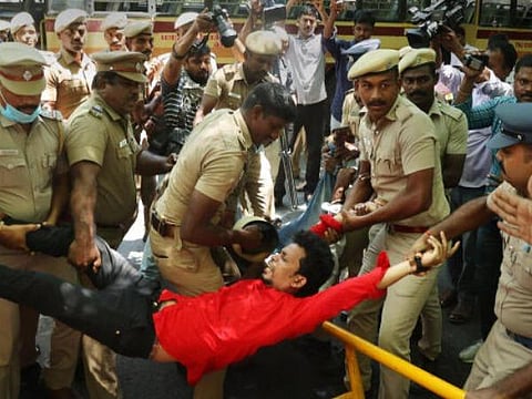 அக்னிபாதை: எதிர்ப்பு தெரிவித்து பாரத் பந்த்; 500 ரயில்கள் நிறுத்தம்- போராட்டம்