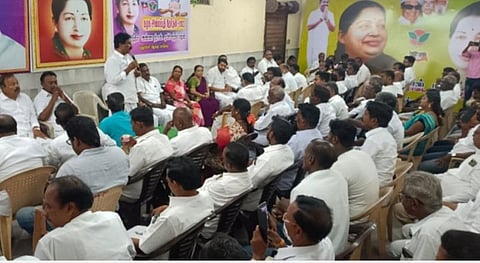 ஒற்றைத் தலைமை: எடப்பாடி பழனிச்சாமிக்கு ஆதரவாக புதுவை கிழக்கு மாநில அதிமுக தீர்மானம்
