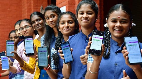 கலை, அறிவியல் கல்லூரிகளுக்கு ஆன்லைனில் விண்ணப்பிக்க மாணவ, மாணவிகள் ஆர்வம்