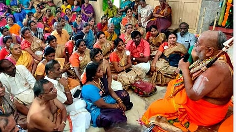 பட விளக்கம்: சேலம் சின்னக்கடை வீதியில் உள்ள ஸ்ரீ வேணுகோபால சுவாமி கோயிலில் தன்வந்தரி உற்சவபிரதிஷ்டை விழாவையொட்டி செண்டலங்கார செண்பக மன்னார் ராமனூஜ ஜீயர் சுவாமிகள் நேற்று வருகை தந்து பக்தர்களுக்கு ஆசி வழங்கினார்.