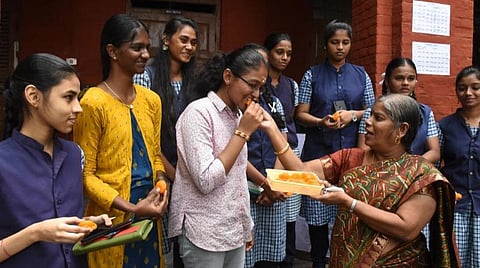 பிளஸ் 2 தேர்ச்சி | திருவள்ளூர்- 20, செங்கை- 22, காஞ்சி - 30வது இடம் - தேர்ச்சி விகிதத்தில் சதமடித்த 273 பள்ளிகள்
