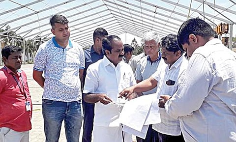 மாமல்லபுரத்தில் நடைபெறவுள்ள சர்வதேச செஸ் ஒலிம்பியாட் போட்டிகளுக்கு கூடுதலாக அமைக்கப்பட்டு வரும் அரங்கப் பணிகளை இளைஞர் நலன் மற்றும் விளையாட்டு மேம்பாட்டுத் துறை அமைச்சர் சிவ.வீ.மெய்யநாதன் அதிகாரிகளுடன் ஆய்வு செய்தார்.