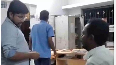 ஈரோடு | அரசு மருத்துவமனையில் மருத்துவரின் மகன் சிகிச்சையளித்ததாக குற்றச்சாட்டு: விசாரணை நடத்த உத்தரவு