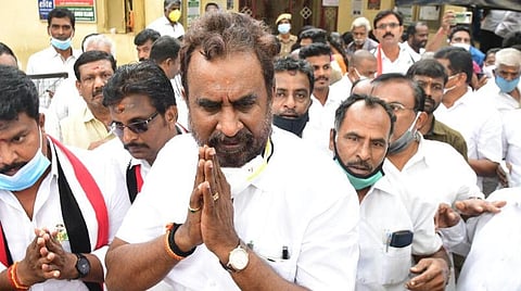 மாநகராட்சி டெண்டர் முறைகேடு வழக்கு: எஸ்.பி.வேலுமணி தரப்புக்கு ஆவணங்களை வழங்க உயர் நீதிமன்றம் உத்தரவு