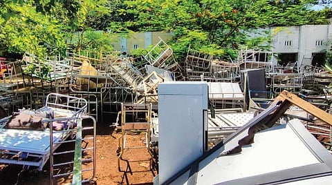 திருச்சி அரசு மருத்துவமனை வளாகத்தில் குவித்து வைக்கப்பட்டிருக்கும் பழைய பொருட்களால் சுகாதாரக் கேடு: நோய் பரவும் அபாயம்