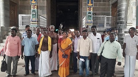 சிதம்பரம் நடராஜர் கோயில் கனகசபையில் மக்கள் அதிகாரம் அமைப்பினர், சிவ பக்தர்கள் ஏறி தேவாரம், திருவாகம் பாடினர்.
