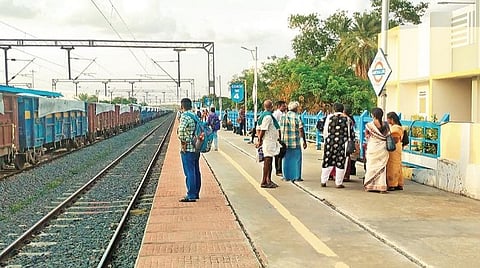 நடைமேடைகளில் மேற்கூரை இல்லாத அரியலூர் ரயில் நிலையம்: வெயில், மழை நேரங்களில் அவதிக்குள்ளாகும் பயணிகள்