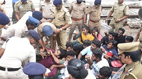 அக்னி பாதை திட்ட எதிர்ப்பு: கோவையில் இந்திய ஜனநாயக மாணவ சங்கத்தினர் போராட்டம்