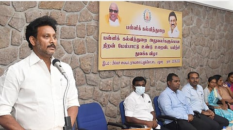 மதுரை நாகமலை புதுக்கோட்டையில் இன்று பள்ளிக்கல்வித்துறை அலுவலர்களுக்கான நிர்வாகத்திறன் மேம்பாட்டு பயிற்சியை அமைச்சர் மகேஷ் பொய்யாமொழி  தொடங்கி  வைத்தார் | படம்: ஆர்.அசோக்  