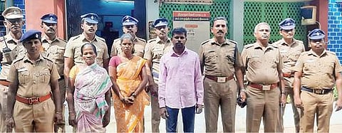 திருநெல்வேலி மாவட்டம் பாப்பாக்குடியில் வீடு புகுந்து 6 மாத பெண் குழந்தையை கடத்திய வழக்கில் தனியார் தொலைக்காட்சி நிருபர் மற்றும் 2 பெண்கள் கைது செய்யப்பட்டனர்.