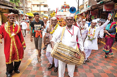 தாசர்களின் பாதுகைகளுடன் ஒரு பாதயாத்திரை