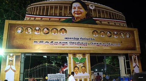 அதிமுக பொதுக்குழு கூட்டம் நடக்கவுள்ள  திருமண மண்டப வளாகத்தில் செய்யப்பட்டுள்ள பாதுகாப்பு ஏற்பாடுகள் குறித்து சென்னை மேற்கு மண்டல காவல் இணை ஆணையர் ராஜேஸ்வரி போலீஸ் அதிகாரிகளுடன் ஆய்வு செய்தார். (அடுத்த படம்) திருமண மண்டபம் செல்லும் சாலையின் இருபுறமும் வரவேற்பு பதாகைகள் வைக்கப்பட்டுள்ளது. படங்கள்: ம.பிரபு