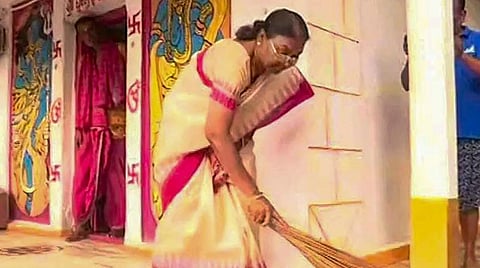 குடியரசுத் தலைவர் வேட்பாளராக அறிவிக்கப்பட்டதும், ஒடிசா மாநிலம் மயூர்பஞ்ச் மாவட்டத்தில் ராய்ரங்பூர் என்ற பகுதியில் உள்ள சிவன் கோயிலுக்கு  திரவுபதி முர்மு நேற்று சென்றார். வழிபடுவதற்கு முன்பு கோயிலின் முன் பகுதியை தானே பெருக்கி சுத்தம் செய்தார். படம்:பிடிஐ
