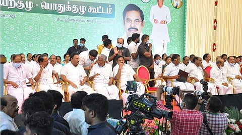 சட்டத்திற்குப் புறம்பான தீர்மானத்தை எதிர்த்து வெளிநடப்பு செய்கிறோம்: அதிமுக பொதுக்குழு மேடையில் வைத்திங்கம் ஆவேசம்