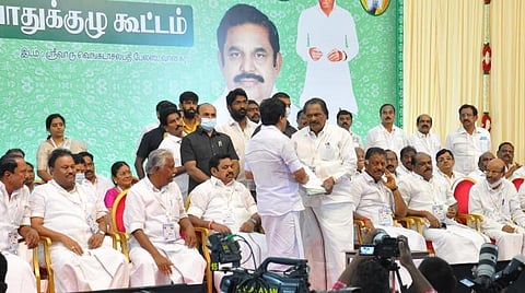 உரக்க ஒலித்த ‘ஒற்றைத் தலைமை’ கோஷம்... அதிமுக பொதுக்குழுவில் ஓபிஎஸ், வைத்திலிங்கம் வெளிநடப்பு ஏன்?