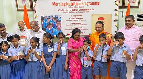 புதுச்சேரி அரசுப் பள்ளி மாணவர்களுக்கு ஊட்டச்சத்து பானம் வழங்கும் திட்டம்: தமிழிசை தொடக்கிவைத்தார்