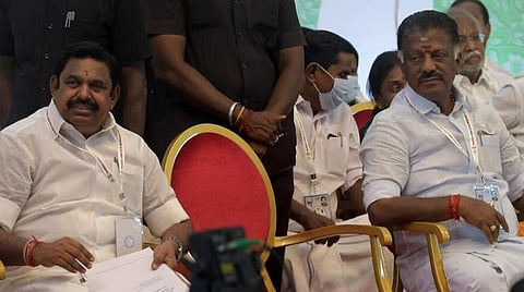 ‘பன்னீர்’ ரோஜா மாலையால் கொதித்த இபிஎஸ் முதல் வேலுமணியின் ‘சாவு மணி’ சிற்றுரை வரை - அதிமுக பொதுக்குழு ‘சம்பவங்கள்’