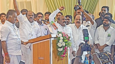 அதிமுக பொதுக்குழு கூட்ட மேடையில் இருந்து வெளியேறும்போது, ஒருங்கிணைப்பாளர் ஓபிஎஸ், மைக்கில் பேச முற்பட்டார். அப்போது, அவர் பேசக் கூடாது என கூட்டத்தில் பங்கேற்றவர்கள் எதிர்ப்பு தெரிவித்தனர். இதை எதிர்த்து துணை ஒருங்கிணைப்பாளர் வைத்திலிங்கம் கோஷமிட்டார். உடன், ஓபிஎஸ் ஆதரவாளர்கள் ஜேசிடி பிரபாகர், மனோஜ் பாண்டியன் உள்ளிட்டோர். படங்கள்: ம.பிரபு