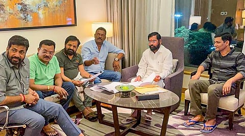 முற்றும் மகாராஷ்டிர அரசியல் நெருக்கடி - உத்தவ் தாக்கரே கூட்டத்தில் 13 சிவசேனா எம்எல்ஏக்கள் மட்டுமே பங்கேற்பு
