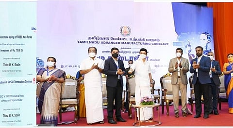 தமிழக முதல்வர் ஸ்டாலின் தொழில் துறை சார்பில், சென்னை - தரமணி டைடல் பூங்காவில் மேம்பட்ட உற்பத்திக்கான மாநாட்டில் கலந்துகொண்டு  திருப்பூர் மற்றும் விழுப்புரம் மாவட்டங்களில் ரூ.76.90 கோடி மதிப்பீட்டில் அமைக்கப்படவுள்ள மினி டைடல் பூங்காக்களுக்கு அவர் அடிக்கல் நாட்டினார். உடன் அமைச்சர் தங்கம் தென்னரசு மற்றும் உயர் அதிகாரிகள்.