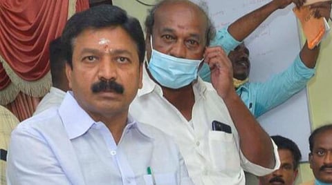 “உதயநிதிக்கு பட்டாபிஷேகம் செய்யும்போது திமுகவில் நடப்பதைப் பார்ப்போம்” - சி.வி.சண்முகம்