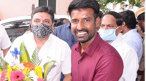 மதுரை ராஜாஜி அரசு மருத்துவமனை உணவகத்தைத் திறந்துவைக்க வருகை தந்த அமைச்சர் பிடிஆர் பழனிவேல் தியாகராஜனை நடிகர் சூரி பூங்கொத்து அளித்து வரவேற்பளித்தார்.