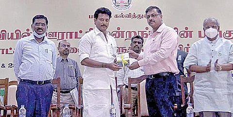 ‘பள்ளிக் கல்வியில் ஊராட்சி மன்றங்களின் பங்கும் பொறுப்பும்’ என்ற தலைப்பில் மறைமலை நகரில் நடைபெறும் ஊராட்சி தலைவர்களுக்கான 2 நாள் பயிற்சி முகாமை பள்ளிக்கல்வித் துறை அமைச்சர் அன்பில் மகேஸ் பொய்யாமொழி நேற்று தொடங்கி வைத்து கையேட்டை வெளியிட்டார்.