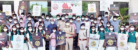 போதைப் பழக்கத்துக்கு எதிராக பள்ளி, கல்லூரி மாணவர்களிடையே விழிப்புணர்வு ஏற்படுத்தும் வகையில் மாநில அளவிலான “போதைப் பொருட்களுக்கு எதிரான இயக்கம்” தொடங்குவது குறித்து அனைத்து காவல் துறை ஆணையர்கள், மாவட்ட காவல்துறை கண்காணிப்பாளர்களுடன் தலைமைச் செயலாளர் வெ.இறையன்பு ஆலோசனை மேற்கொண்டார்.