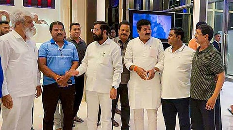 மகாராஷ்டிராவில் சிவசேனா அரசுக்கு நெருக்கடி - அதிருப்தி எம்எல்ஏக்கள் 16 பேருக்கு நோட்டீஸ்