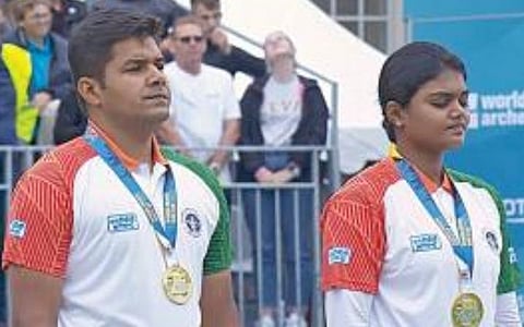 உலகக் கோப்பை வில்வித்தையில் தங்கம் வென்ற இந்தியாவின் ஜோதி சுரேகா, அபிஷேக் வர்மா ஜோடி.