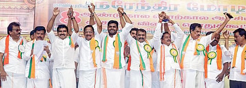 பிரதமரின் 8 ஆண்டுகால சாதனைகளை விளக்கி சென்னையில் நேற்று நடைபெற்ற பொதுக்கூட்டத்தில் பங்கேற்ற தமிழக பாஜக  தலைவர் கே.அண்ணாமலை, மத்திய அமைச்சர் எல்.முருகன் உள்ளிட்டோர். படம்: பு.க.பிரவீன்