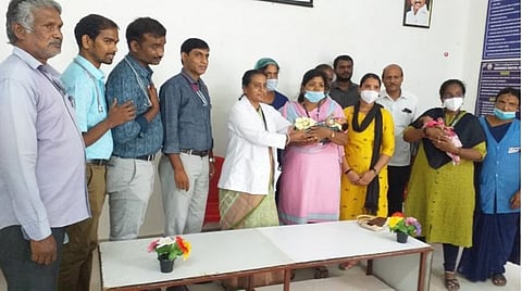 ஓசூர் அரசு மருத்துவமனையில் பெற்றாரால் கைவிடப்பட்ட இரண்டு குழந்தைகளை  கிருஷ்ணகிரி மாவட்ட அரசு குழந்தைகள் காப்பக பணியாளரிடம் ஒப்படைத்த ஓசூர் அரசு மருத்துவமனை தலைமை மருத்துவர் ஞானமீனாட்சி. உடன் தலைமை மருந்தாளுநர் ராஜசேகர், மருத்துவர்கள், செவிலியர்கள். |  படங்கள்: ஜோதி ரவிசுகுமார்.