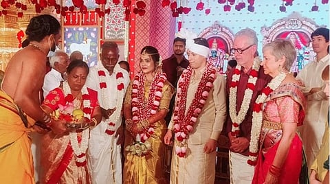 சிங்கப்பூரில் மலர்ந்த காதல்... சேலத்தில் திருமணம்... - பிரெஞ்சு காதலரைக் கரம்பிடித்த தமிழ்ப் பெண்