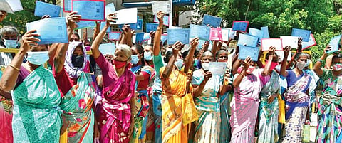 மானூர் தாலுகா வன்னிக்கோனேந்தல் ஊராட்சிக்கு உட்பட்ட மேசியாபுரம் மக்கள் ஊரக வேலை உறுதித் திட்டத்தில் அந்தந்த பகுதியிலேயே பணி வழங்கக் கோரி  ஆட்சியர் அலுவலகத்தில் மனு அளிக்க வந்தனர்.  										    படம்: அ. ஷேக்முகைதீன்