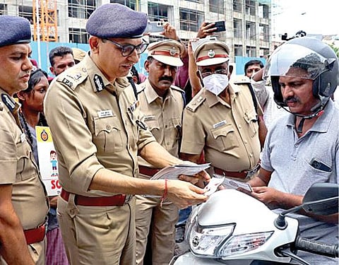 சென்னை அசோக் பில்லர் அருகில் ஒலி மாசு விழிப்புணர்வு முகாமை காவல் ஆணையர் சங்கர் ஜிவால் நேற்று தொடங்கி வைத்தார். பின்னர் பள்ளி, மாணவ, மாணவிகளுடன் இணைந்து போக்குவரத்து விழிப்புணர்வு ஸ்டிக்கர்களை இருசக்கர வாகனங்களில் ஒட்டி துண்டுப் பிரசுரங்களை வழங்கினார். நிகழ்ச்சியில் போக்குவரத்து காவல் கூடுதல் ஆணையர் கபில் குமார் சி சரத்கர், இணை ஆணையர் ராஜேந்திரன் உட்பட பலர் கலந்து கொண்டனர். படம்: ம.பிரபு