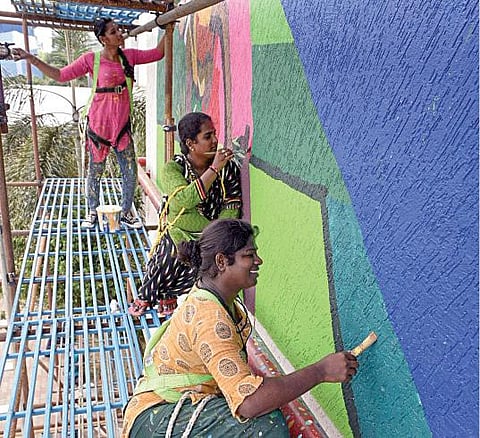 சென்னை ஆலந்தூர் மெட்ரோ ரயில் நிலையத்தில் சுவரோவியம் தீட்டும் பணிகளில் ஈடுபட்டுள்ள திருநங்கைகள். படம்: எம்.முத்துகணேஷ்