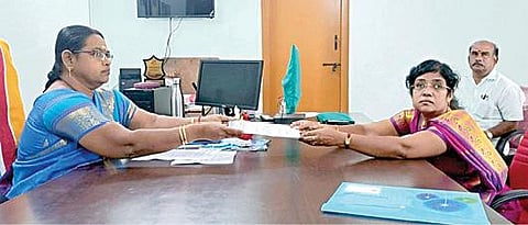 மணப்பாறை அதிமுக நகர்மன்றத் தலைவர் பா.சுதா நேற்று நகராட்சி ஆணையர் சியாமளாவிடம் ராஜினாமா கடிதத்தை அளித்தார்.