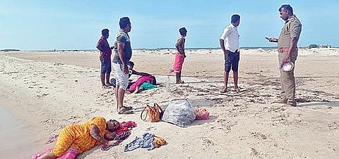 தனுஷ்கோடி கடற்கரையில் மயங்கிக் கிடக்கும் முதியவர்கள். படம்: எல்.பாலச்சந்தர்