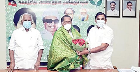 அதிமுக தலைமைக் கழக நிர்வாகிகள் கூட்டம் சென்னை ராயப்பேட்டையில் உள்ள கட்சியின் தலைமை அலுவலகத்தில் நேற்று நடந்தது. இதில், பொதுக்குழுவில் அதிமுக அவைத் தலைவராக தேர்ந்தெடுக்கப்பட்ட தமிழ்மகன் உசேனுக்கு, இணை ஒருங்கிணைப்பாளர் பழனிசாமி மலர்க்கொத்து வழங்கி வாழ்த்து தெரிவித்தார். உடன் துணை ஒருங்கிணைப்பாளர் கே.பி.முனுசாமி. இக்கூட்டத்தில் கட்சியின் மூத்த நிர்வாகிகள் பங்கேற்றனர்.படங்கள்: ம.பிரபு