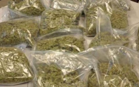 சேலம் வழியாக சென்ற ரயிலில் 10 கிலோ கஞ்சா கடத்திய இளைஞர் கைது