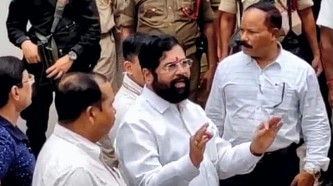 அசாம் மாநிலம் குவாஹாட்டியில் உள்ள ஓட்டலுக்கு வெளியே, சிவசேனா அதிருப்தி தலைவர் ஏக்நாத் ஷிண்டே பேட்டியளிக்கிறார்.படம்: பிடிஐ