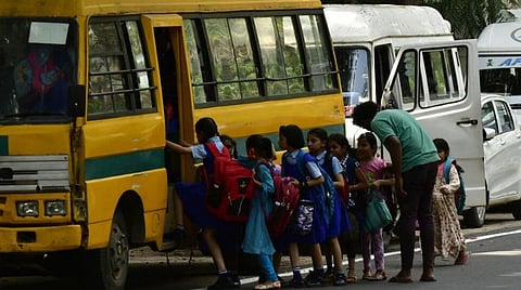 பள்ளி வாகனங்களில் சிசிடிவி, சென்சார் கட்டாயம்: தமிழக அரசு அதிரடி