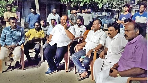 சாலை அமைக்கும் பணியில் தாமதம்: திருச்சி மாநகராட்சியைக் கண்டித்து திமுக எம்எல்ஏ திடீர் போராட்டம்