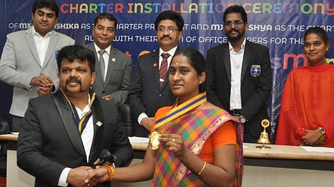 ‘ரோட்டராக்ட் கிளப் ஆஃப் டிரான்ஸ்மாம்’ கிளப்பின் தலைவர் திருநங்கை தன்ஷிகாவுக்கு, அதற்குரிய பிரத்யேக பதக்கத்தை வழங்கும் ரோட்டரி மாவட்டம் இளைஞர்கள் சேவைப் பிரிவு தலைவர் காட்வின் மரியா விசுவாசம்.