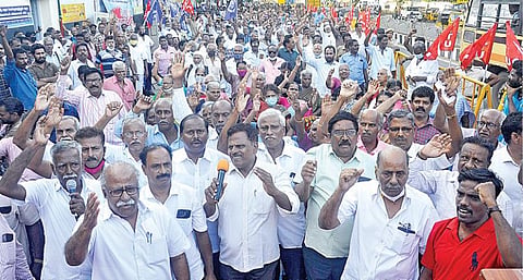 சென்னை பல்லவன் இல்லம் அருகே நேற்று ஆர்ப்பாட்டம் நடத்திய அரசுப்  போக்குவரத்து ஊழியர் சங்கம், தமிழ்நாடு அரசுப் போக்குவரத்துக் கழக ஓய்வுபெற்றோர் நல அமைப்பினர். படம்:  ம.பிரபு